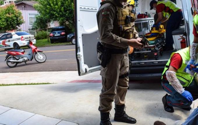 VÍDEO: Colisão traseira deixa jovem ferido em São Miguel do Oeste