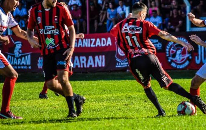 Cometa vence Guarani fora de casa e assume primeira colocação; fotos