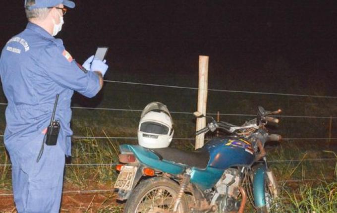 VÍDEO: Jovem sofre ferimentos em queda de motocicleta