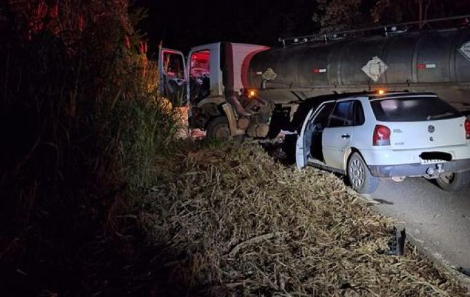 Motorista sofre ferimentos em colisão contra caminhão