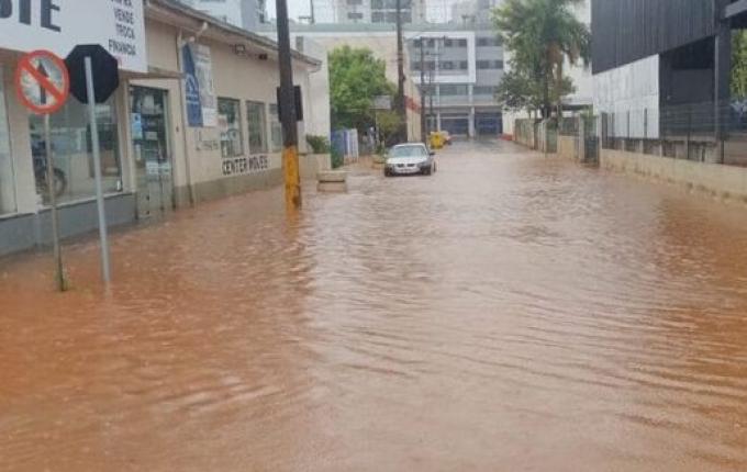 Chuvas alagam ruas e destelham casas em SC em meio ao alerta de ciclone extratropical