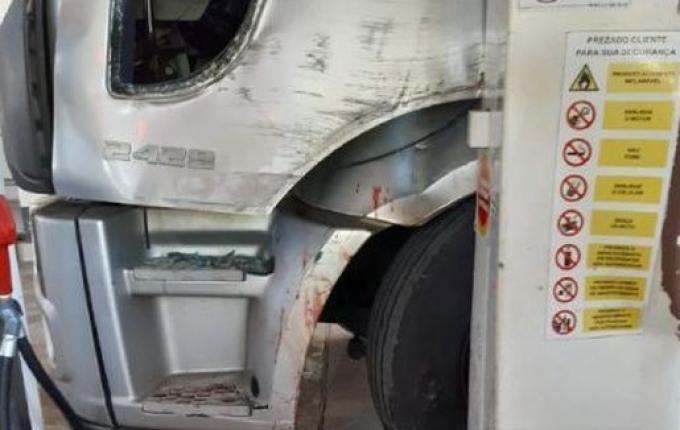 Caminhoneiro que teve perna amputada por caminhão em posto morre no hospital