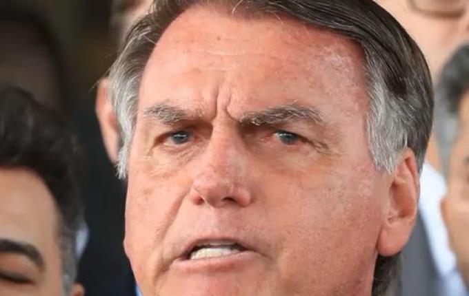 PF afirma que Bolsonaro burlou STF e encaminhou 300 vídeos pelo WhatsApp