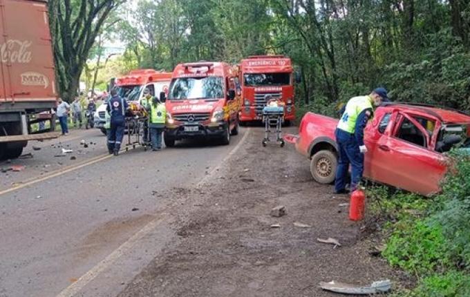 Colisão entre carro e caminhão deixa mulher ferida na SC 163, em Itapiranga