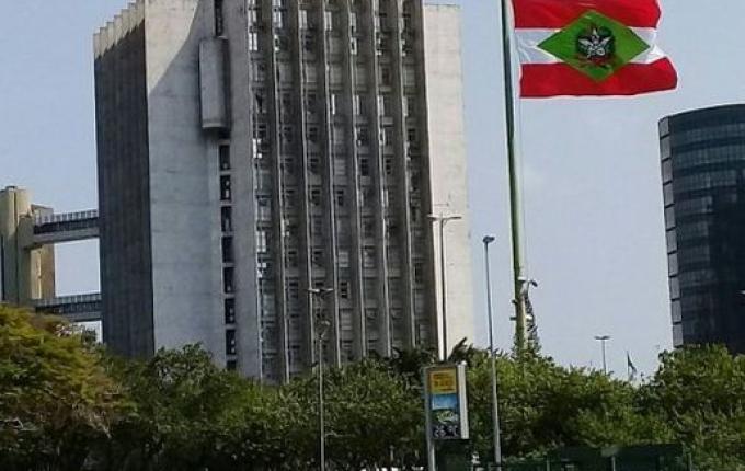 Médica que se escondeu em armário para matar ex-companheiro é condenada em SC