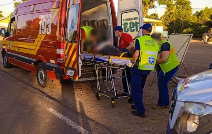 Colisão entre carro e moto deixa homem ferido na SC-163, em Itapiranga