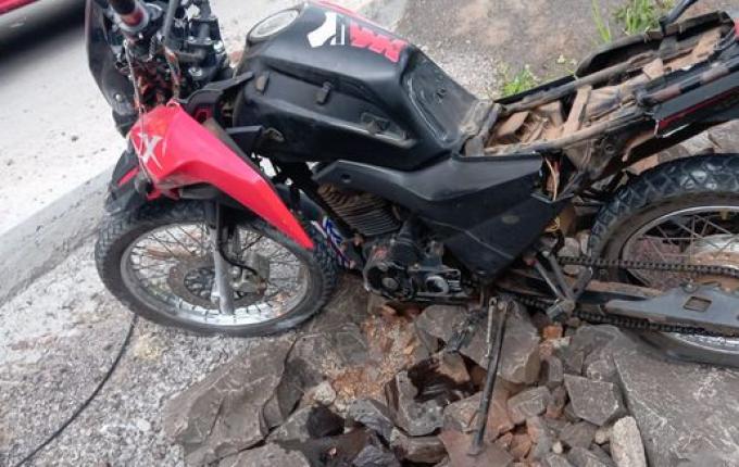 Motociclista fica ferido em saída de pista na SC-305