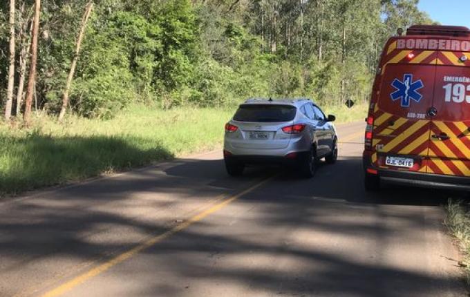 VÍDEO: Casal fica ferido em queda de motocicleta na SC-492 em SMOeste