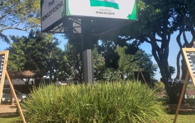 Biblioteca de Iporã do Oeste realiza exposição de fotos históricas na praça