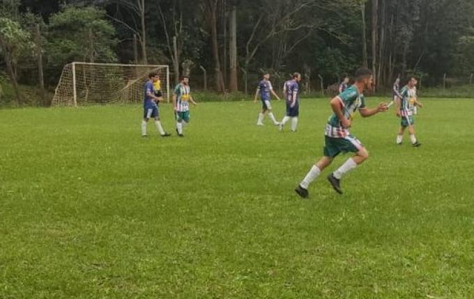 Realeza vence a primeira pelo municipal de campo em São José do Cedro