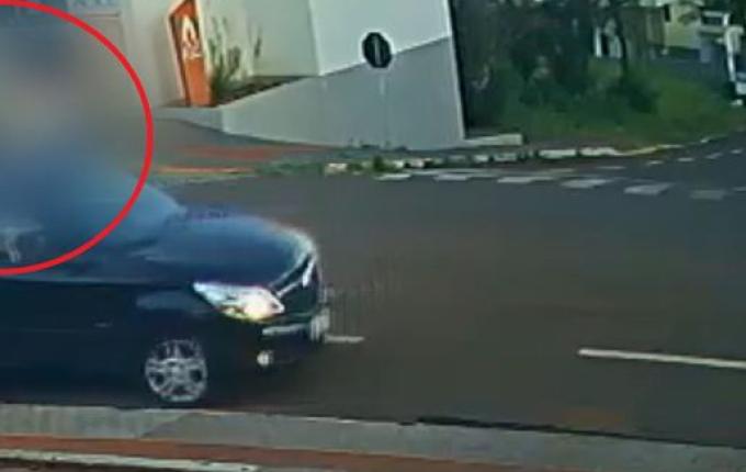 Idosa fica gravemente ferida ao ser atropelada na faixa; assista ao vídeo