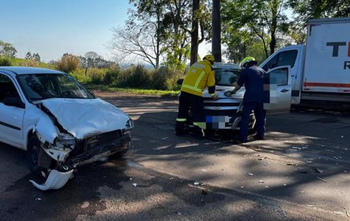 Acidente entre dois carros deixa mulher ferida na BR-163, em SMO