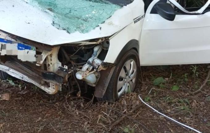 Colisão em árvore deixa dois feridos em Pinhalzinho