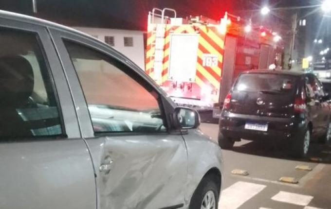 Mulher fica ferida em colisão entre dois carros em São Lourenço do Oeste