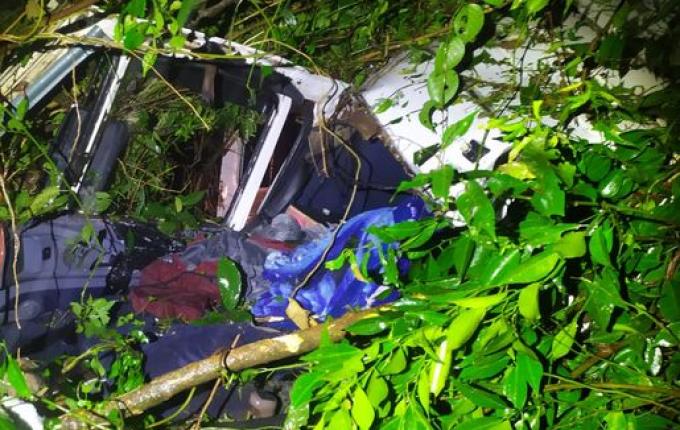 Motorista morre e passageiro fica gravemente ferido em saída de pista, em Palmitos