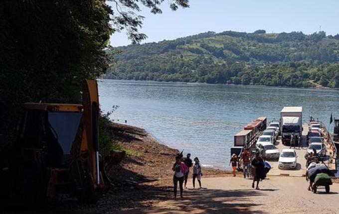 Proprietário esclarece motivo da balsa ficar encalhada na noite deste domingo