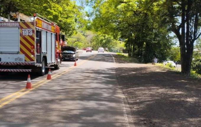 Colisão entre carro e van interdita parte da SC-163 em Itapiranga