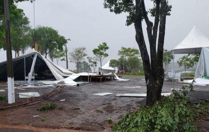 Temporal derruba árvores e atinge parque da Itaipu Rural Show em Pinhalzinho