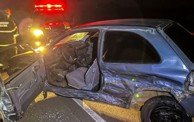 Colisão entre carros seguida de capotamento deixa um ferido na BR-282