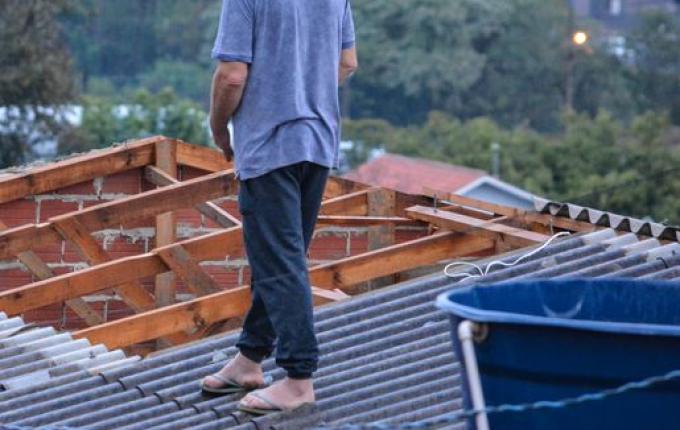 Casa é parcialmente destelhada em bairro de São Miguel do Oeste