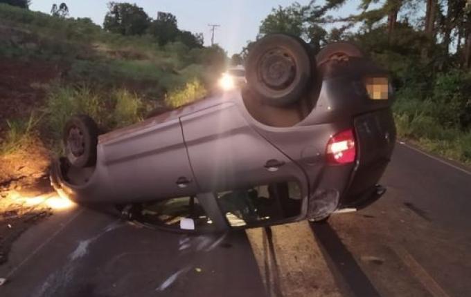 Motorista abandona veículo após sair da pista e capotar em Mondaí