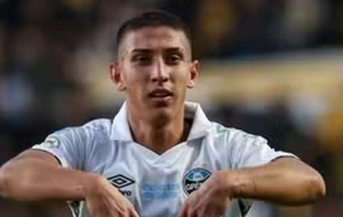 Grêmio marca no fim, vence o Criciúma em duelo direto e se afasta do Z-4