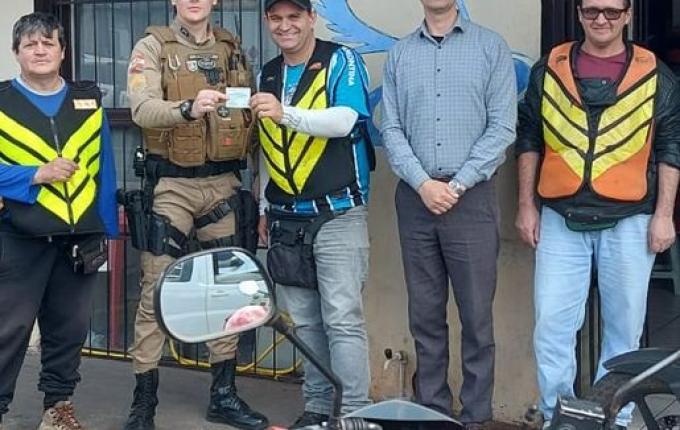 Município entrega licenças para mototaxistas profissionais