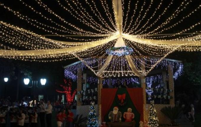São João do Oeste acende as luzes de Natal na praça