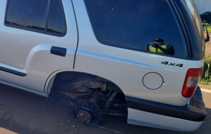 Duas pessoas sofrem ferimentos ao serem atingidas por roda de veículo na SC-163