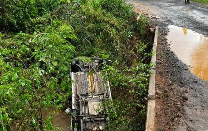 Veículo cai em rio e motorista é resgatado no interior de Barra Bonita