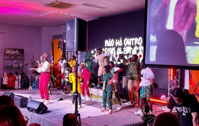 Coral Watoto emociona público em São Miguel do Oeste em apresentação inédita