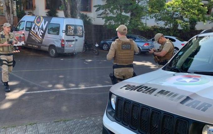 Motociclista é arremessado contra van em colisão em SMOeste