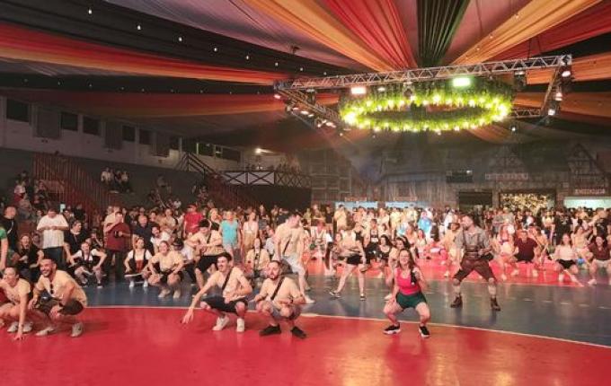 Bailões animam público na 46ª Oktoberfest neste sábado