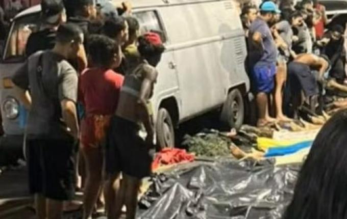 Moradores levam 55 corpos à praça na Penha após operação policial no RJ