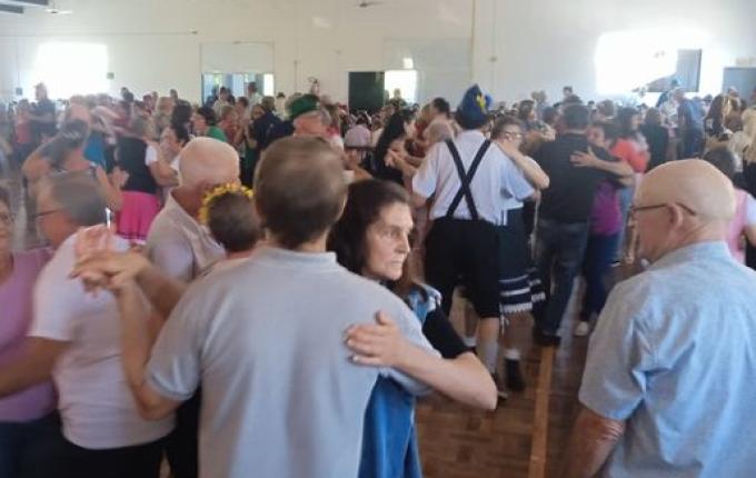 Baile da Terceira Idade reúne grande público no terceiro dia da 14ª Deutsche Woche