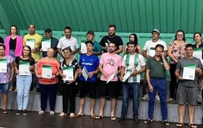 Lar Legal entrega escrituras de imóveis para 30 famílias de SMO