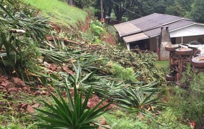Caminhoneiro morre em tombamento em propriedade rural