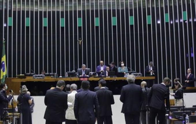 Deputados aprovam texto-base de projeto que limita ICMS dos combustíveis