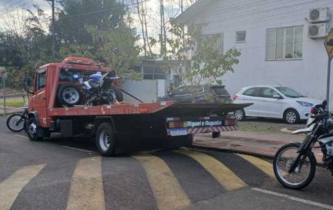 Jovem é preso por alterar placa de moto em São Miguel do Oeste
