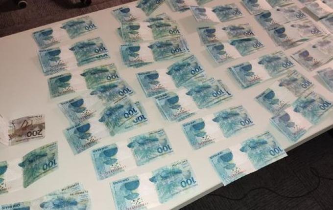 FOTOS: casal é preso com quase R$ 10 mil falsos nas roupas íntimas em SC