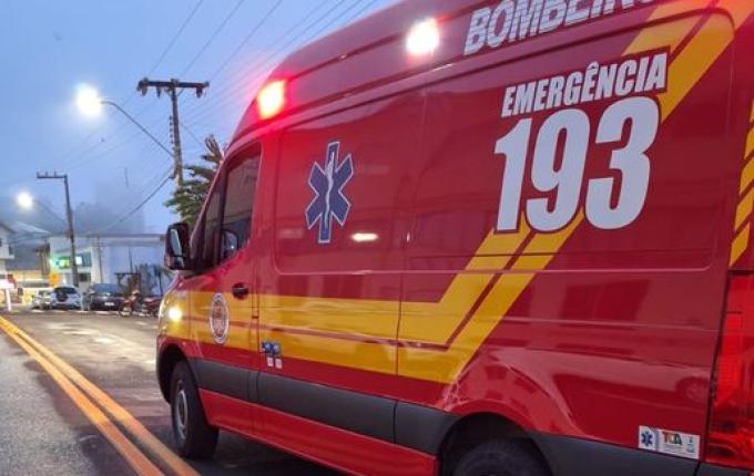 Homem fica ferido em colisão entre carro e moto em Itapiranga