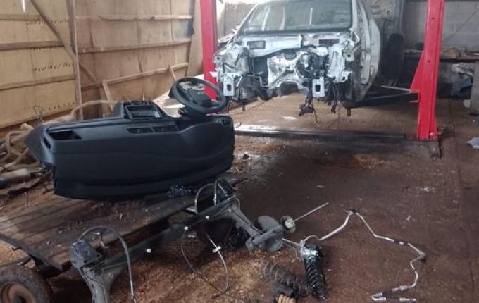 PM descobre desmanche de veículos roubados e prende dois em SMOeste