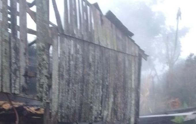 Incêndio atinge galpão no interior de São Miguel do Oeste e destrói parte da estrutura
