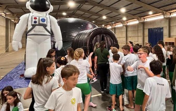 Estudantes de São José do Cedro se encantam com visita ao planetário