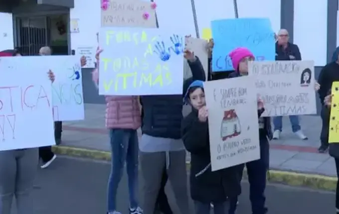 Caso de estupros em escola de SC tem protesto e diretora afastada