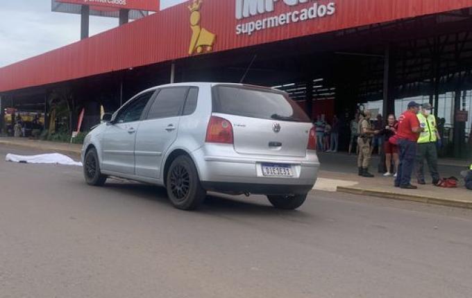 Mulher é atropelada e morta por carro quando atravessava a Willy Barth na faixa de pedestres