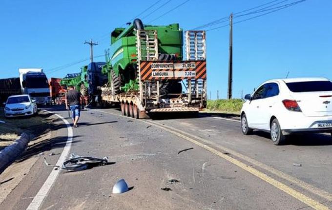 Mulher fica ferida em colisão entre camionete e caminhão