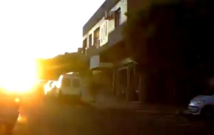 VÍDEO: Condutor sobe em rótula no centro de São Miguel do Oeste