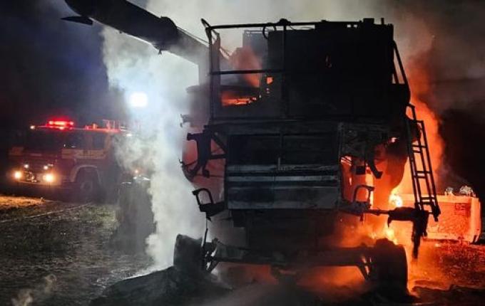 Incêndio atinge colheitadeira em plantação de soja no interior de Riqueza