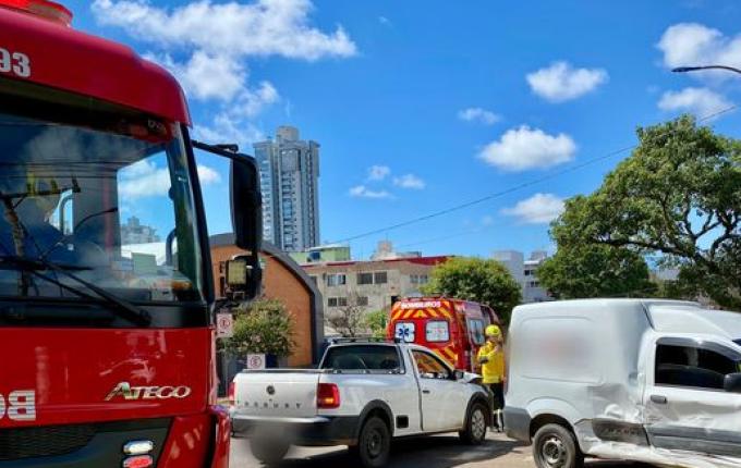 Colisão no centro envolve três veículos em São Miguel do Oeste